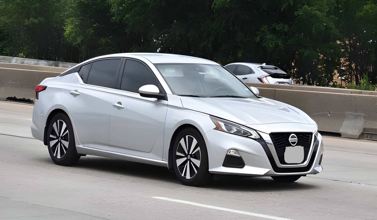 Nissan Altima for dubai to abu dhabi travel